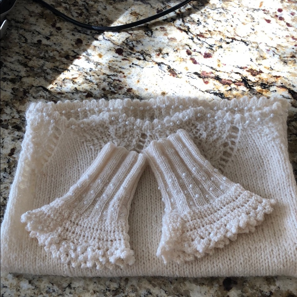 Neck muffler with wrist scarfs
